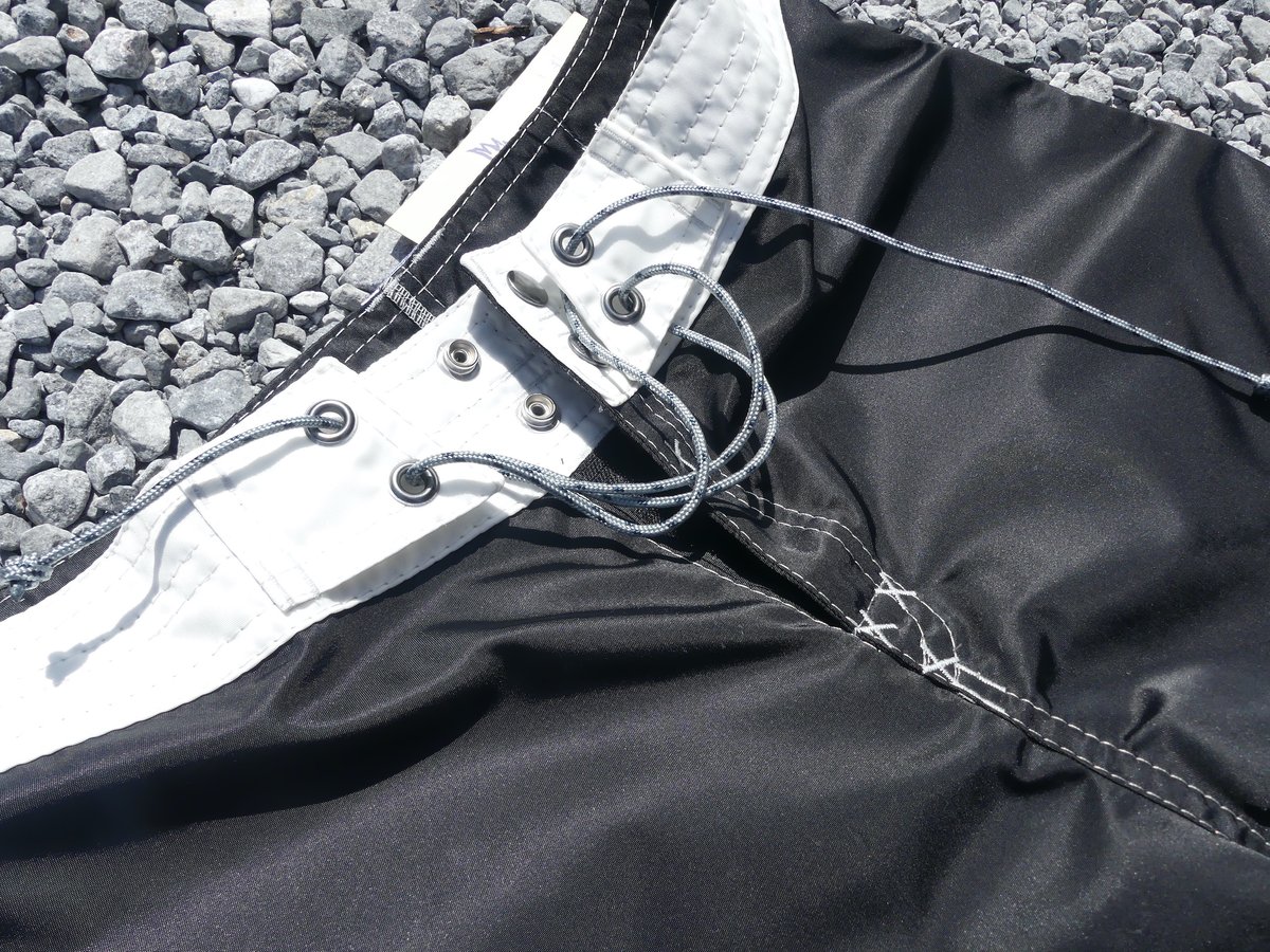Black＆White SURFTRUNKS byヘブンズバックドア | YR オンライン