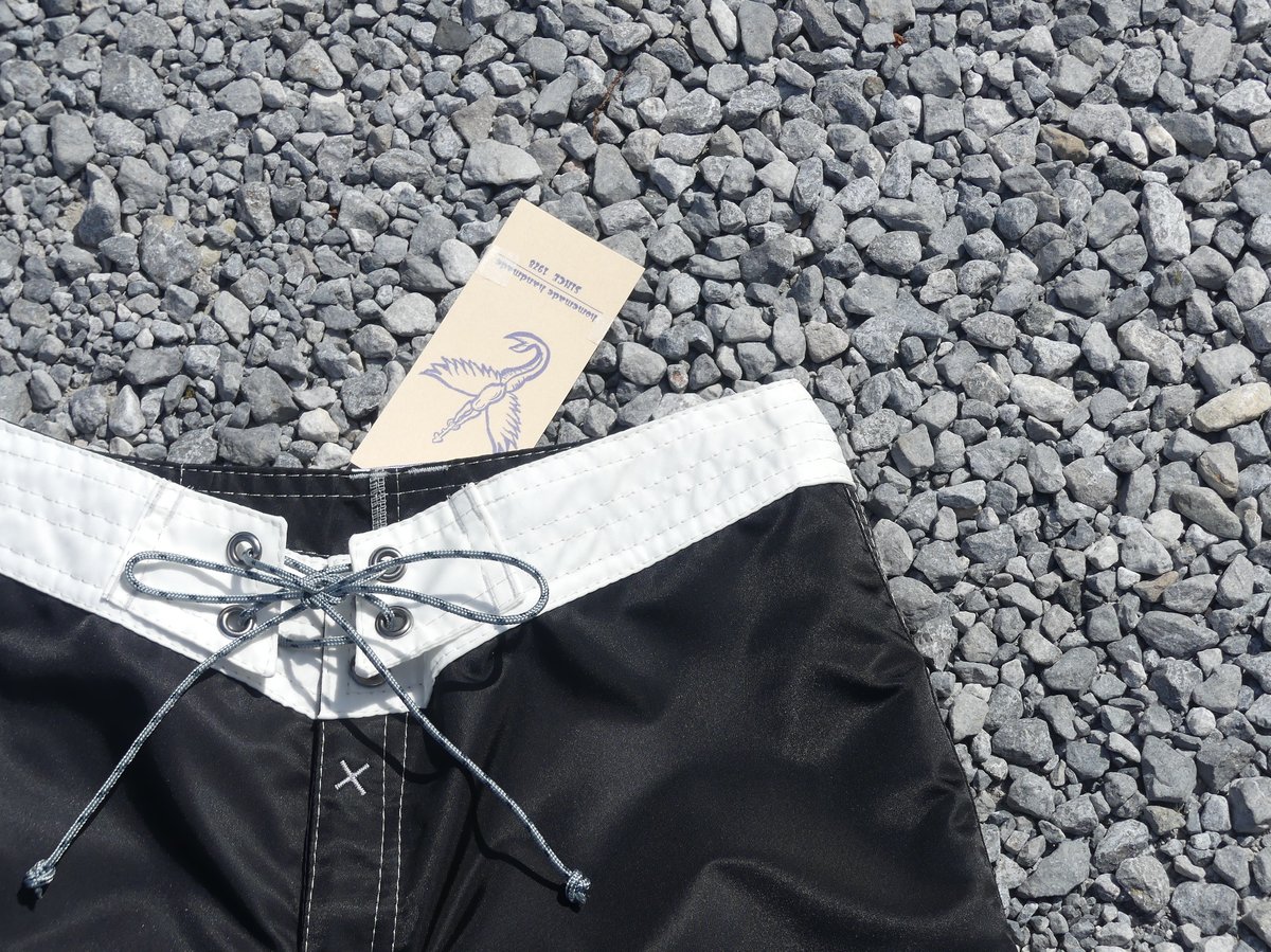 Black＆White SURFTRUNKS byヘブンズバックドア | YR オンライン