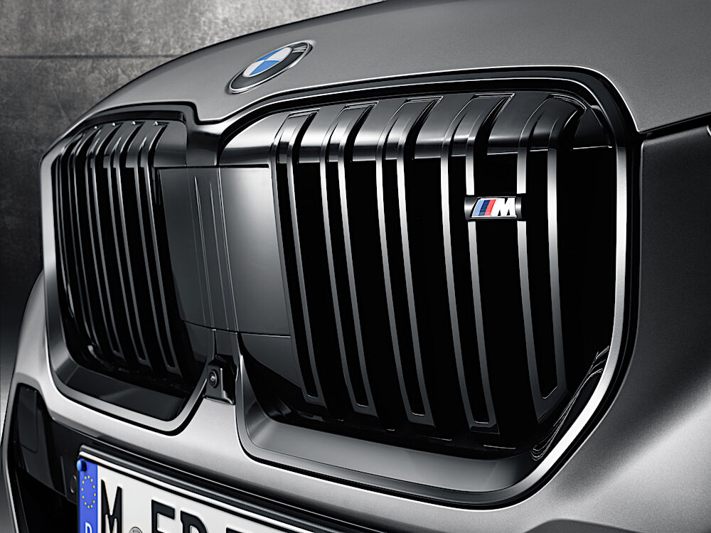 いー　ブラック グリル パークレンズ下のフィラー BMW純正 U11 X1 M35i Individualハイグロスブラックグリル | Wrig