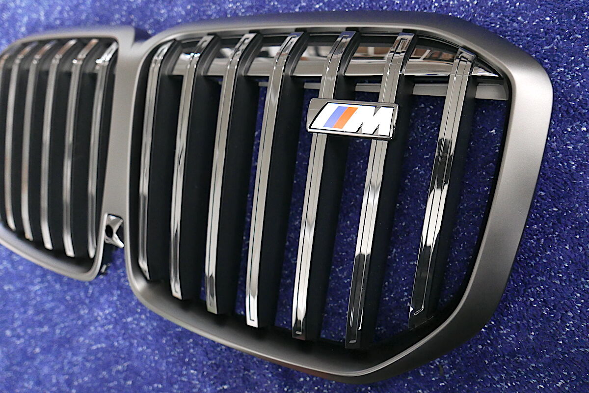 bmw x7 フロントグリル　ブラックキドニー　純正　51138745730 BMW純正 G70 7シリーズ ブラック キドニー グリル | Wright