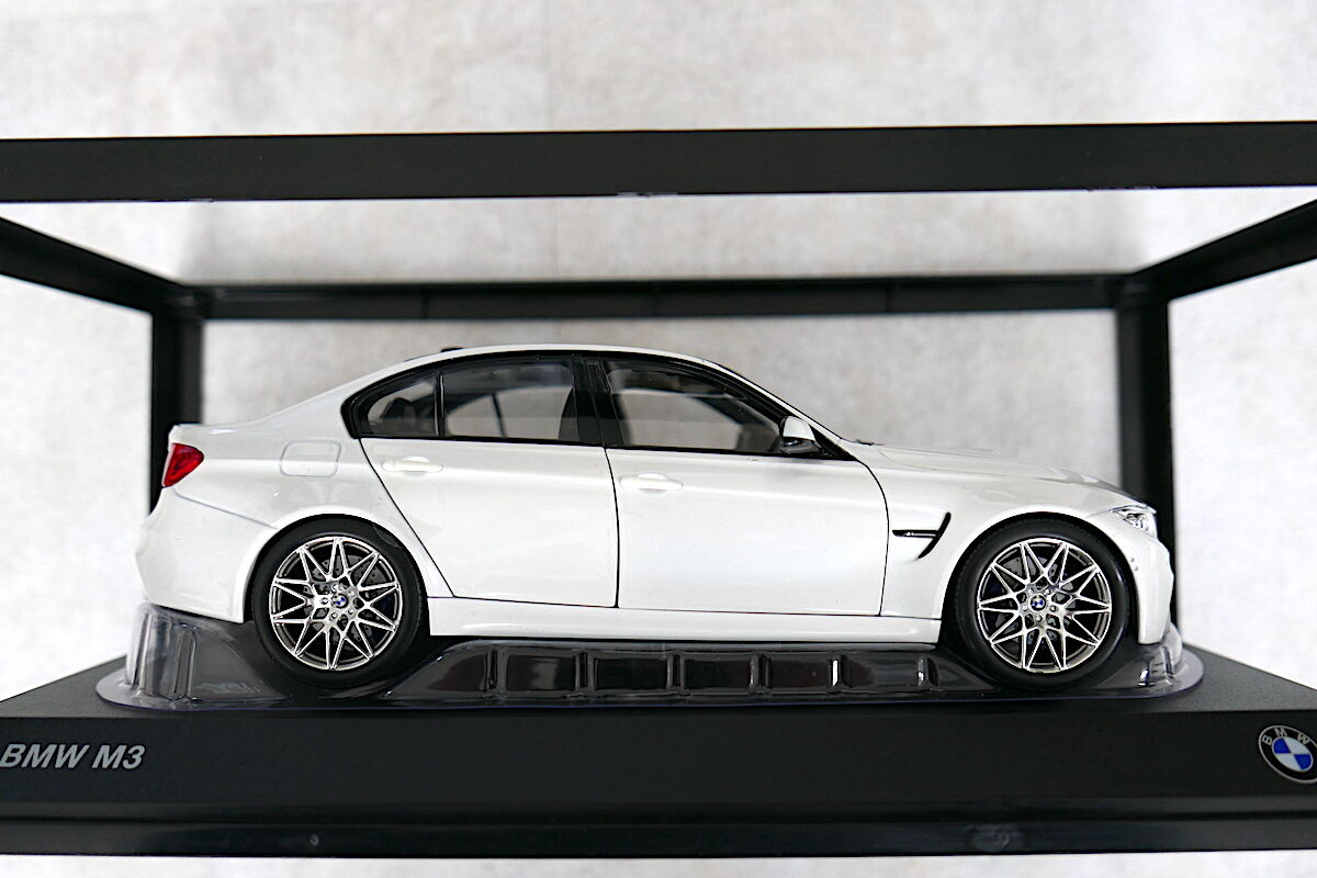 BMW M3 ホワイト 1/18スケール BMW M3 ホワイト 1/18スケール