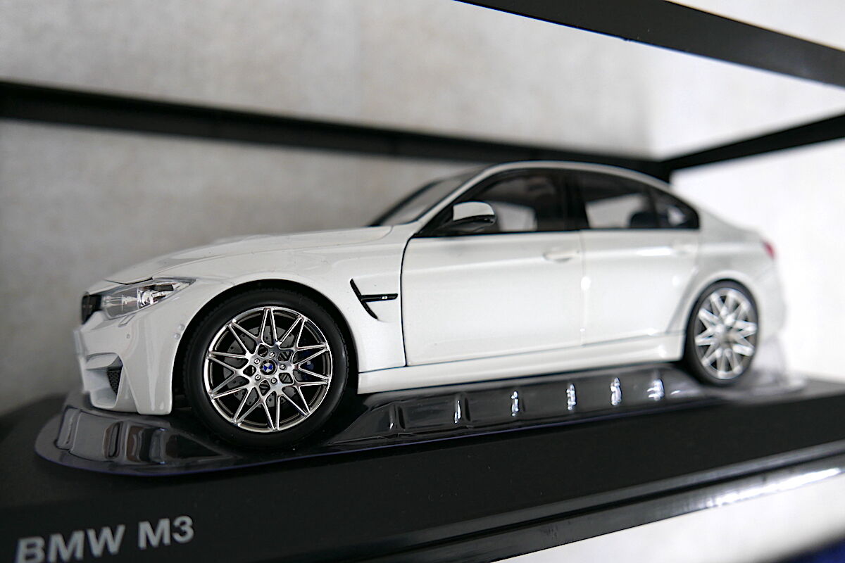 BMW M3 ホワイト 1/18スケール BMW M3 ホワイト 1/18スケール