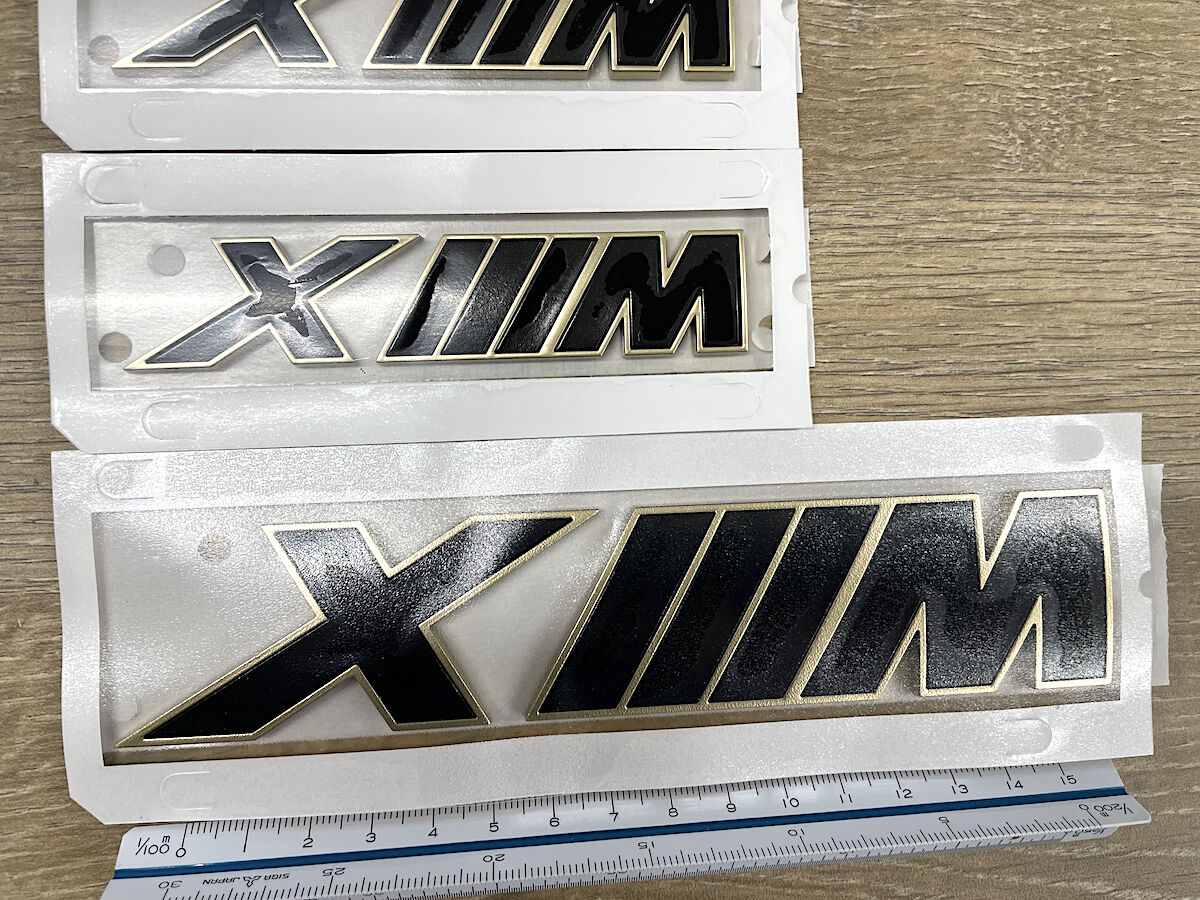 BMW純正 G09 XM ブラック エンブレム セット | Wright Company Inc.