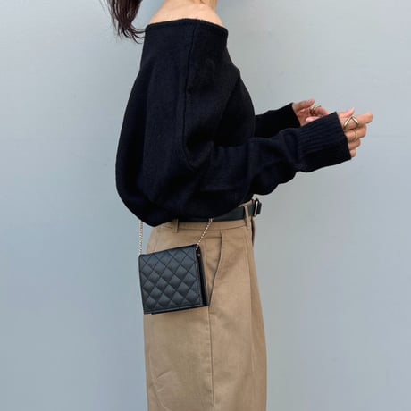 ルーズオフショルニット