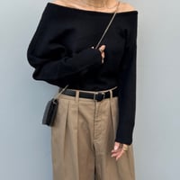 ルーズオフショルニット