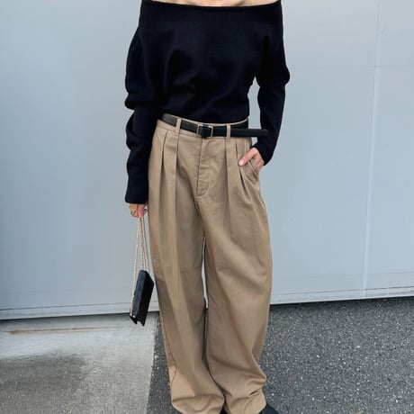 ルーズオフショルニット