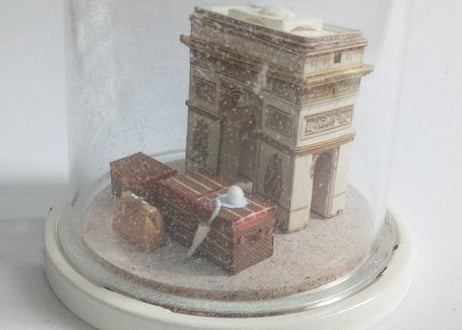 ガレット製作　ペーパー ミニチュア 雪のエトワール　20世紀初頭のパリ　と　ペーパー ミニチュア L.V トランク　灯付き　ガラス・ドーム入り