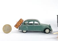 ミニチュア モデル Citroen ２CV 1:43 と ガレット オリジナル ミニチュア L.Vuitton S≒１：４３ ペーパー・トランク in Paris 1970's
