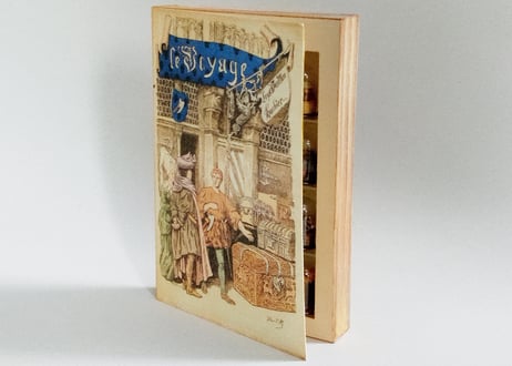 ガレット製作ペーパー・クラフトの 1894 年、L.Vuitton 「旅の本」、S≒1：48 トランクと灯りとガラス・ドーム