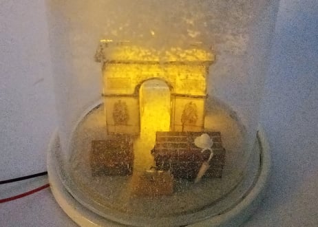ガレット製作　ペーパー ミニチュア 雪のエトワール　20世紀初頭のパリ　と　ペーパー ミニチュア L.V トランク　灯付き　ガラス・ドーム入り