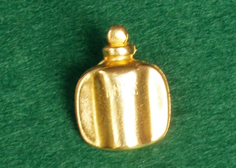 ピン・バッジ　Christian Dior の香水瓶型 pinbadge、ゴールド仕上げ、刻印付き。