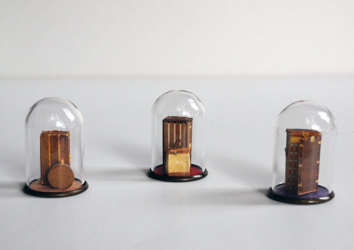 ガレット製 ミニチュア ルイ・ヴィトン ペーパー・トランク in ガラス