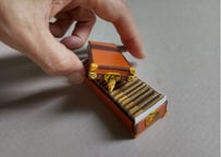 ガレット製作のペーパー・キット　ガストン氏刻印付きトラベルガイドブック ケース（無地）とフランス自動車旅行ガイドブック　 GARRET オリジナル S＝１：１２