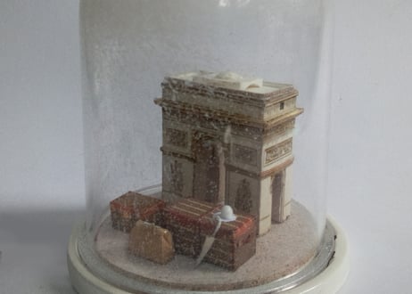 ガレット製作　ペーパー ミニチュア 雪のエトワール　20世紀初頭のパリ　と　ペーパー ミニチュア L.V トランク　灯付き　ガラス・ドーム入り