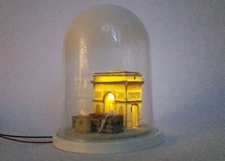 ガレット製作　ペーパー ミニチュア 雪のエトワール　20世紀初頭のパリ　と　ペーパー ミニチュア L.V トランク　灯付き　ガラス・ドーム入り
