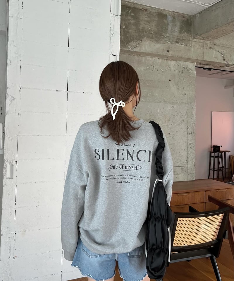 SILENCE ロゴスウェットトップス | c h é m e SILENCE ロゴスウェットトップス | c h é m e