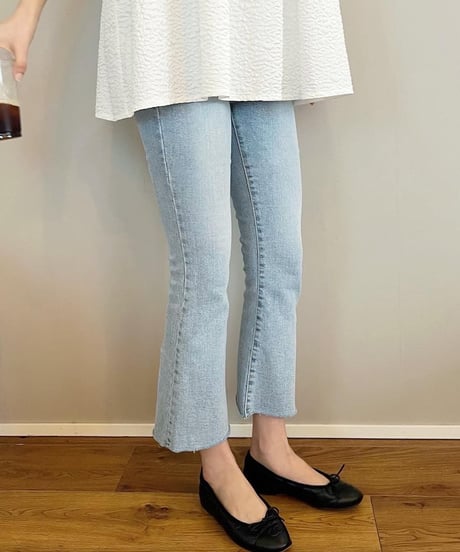 バックスリットフレアデニムパンツ