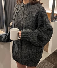 ショルダーボタンケーブルニット