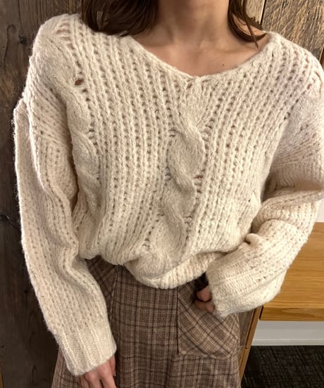 ケーブルバルキーニット
