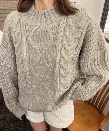 ショルダーボタンケーブルニット