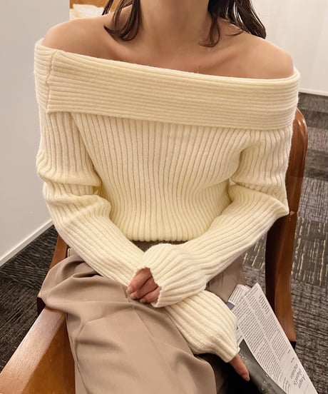 オフショルダーリブニット