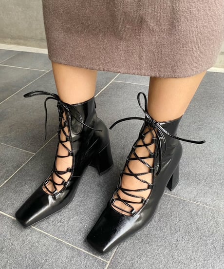 LACE UP MIDDLE BOOTS
