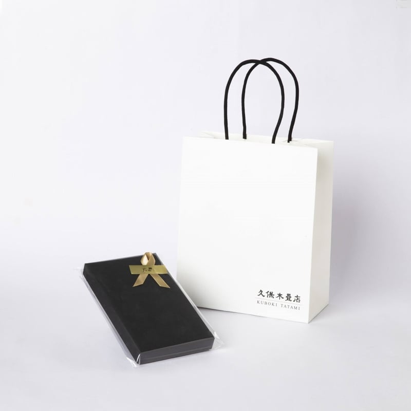 ❤️モノトーン正絹小紋　トールサイズ新品畳紙付き 畳スマートフォン置き 琉球紅型（白） ギフトセット P071GIFT | 久保木