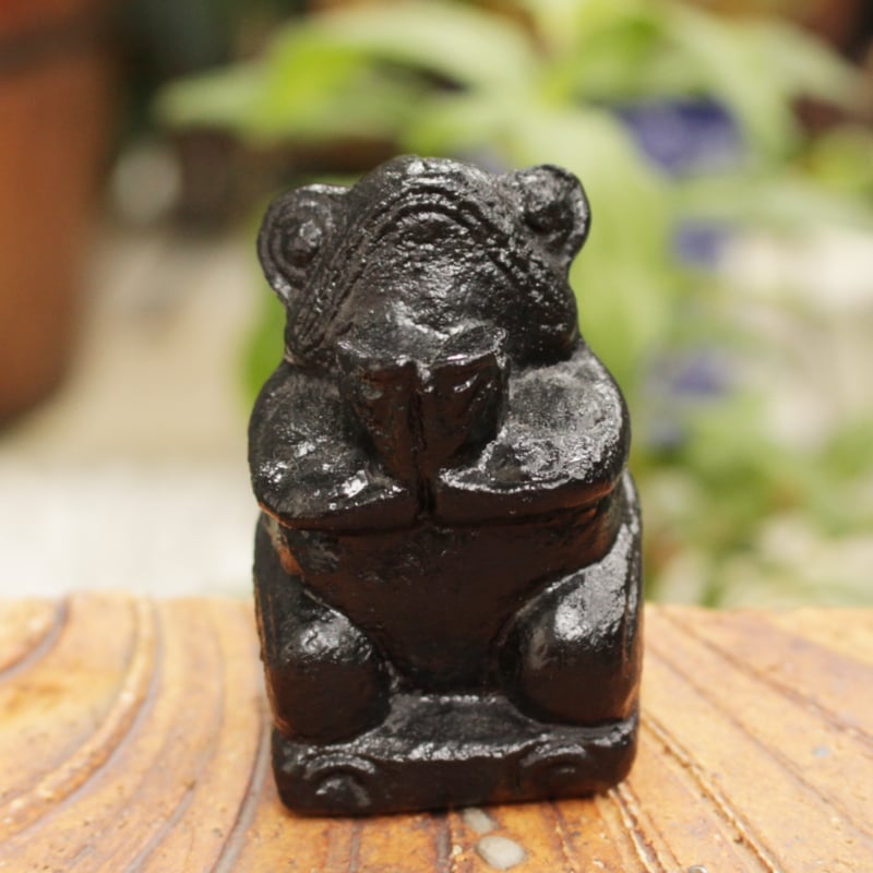 バリ島からやってきた！真っ黒な姿の2匹のカエルの置物 | エスニック