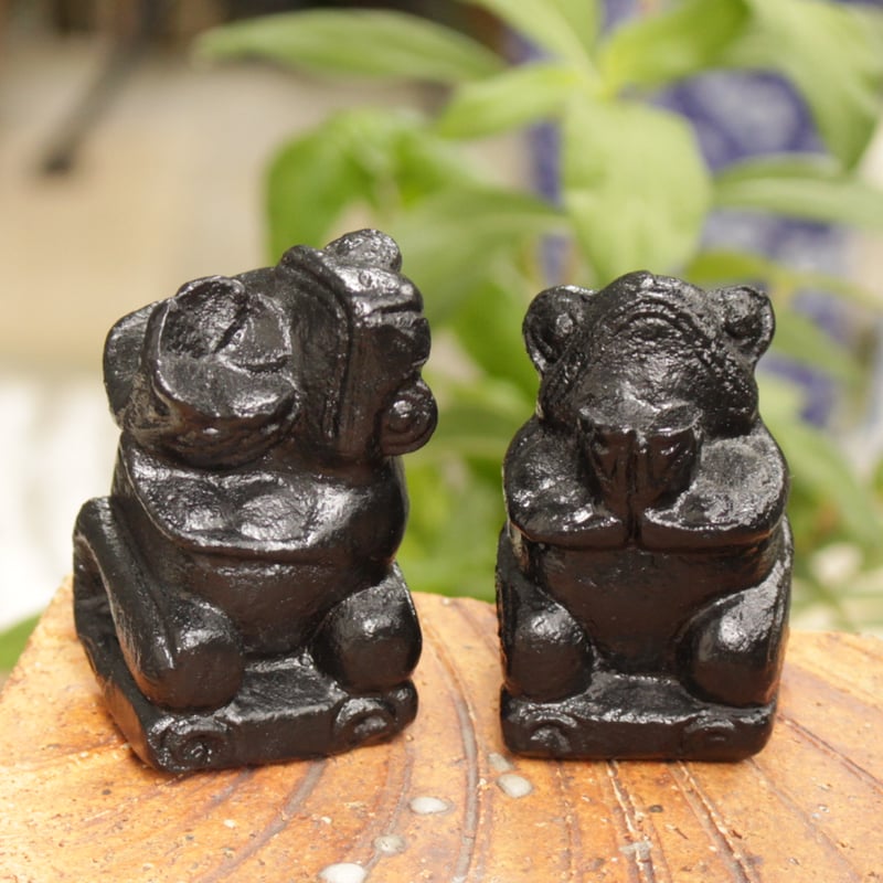バリ島からやってきた!真っ黒な姿の2匹のカエルの置物 | エスニック バリ島からやってきた!真っ黒な姿の2匹のカエルの置物 | エスニック