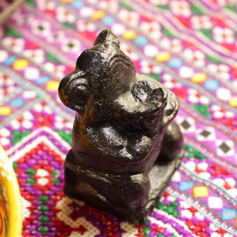 バリ島からやってきた！真っ黒な姿の2匹のカエルの置物 | エスニック