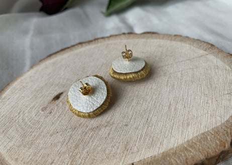 まるまる刺繍ピアス(ブルー)