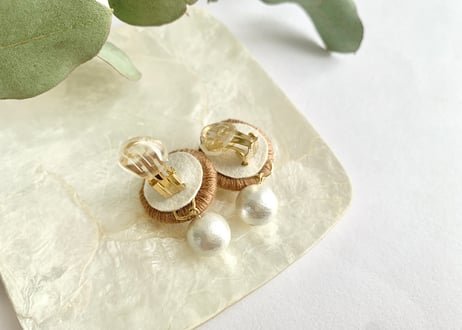 まるまる刺繍　コットンパールイヤリング〈ブラウンベージュ 〉