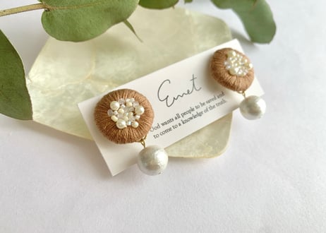 まるまる刺繍　コットンパールイヤリング〈ブラウンベージュ 〉