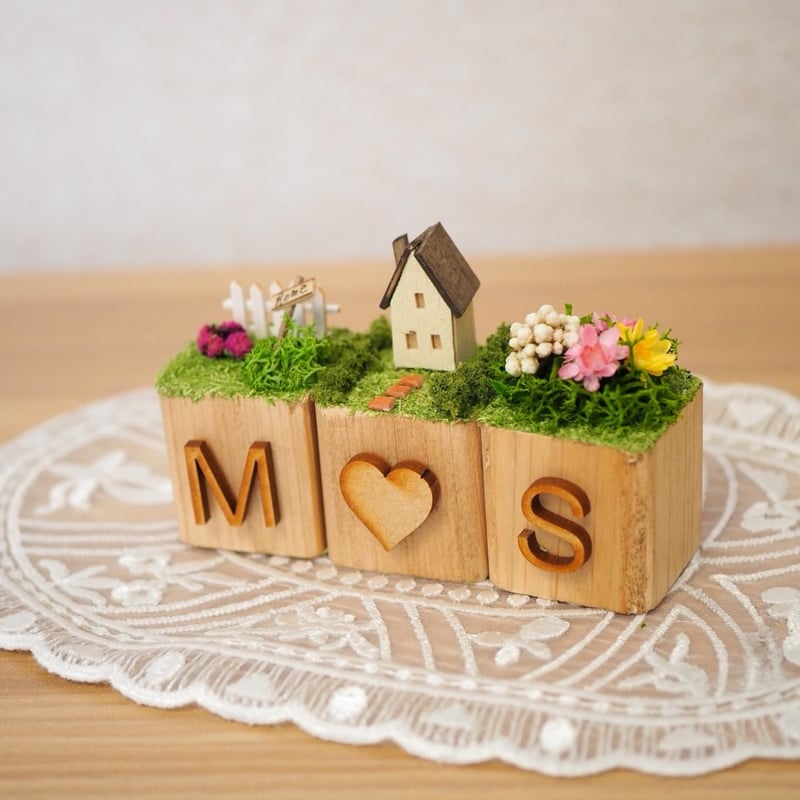 大小の木の彫刻オブジェ2点セット。台座付き。 楽天市場】FRPオブジェ 花模様の壺（台座付き）ローマストーン