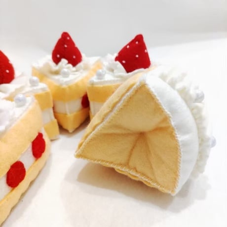 【ふんわりフェルトのイチゴホールケーキ（六つ切）】