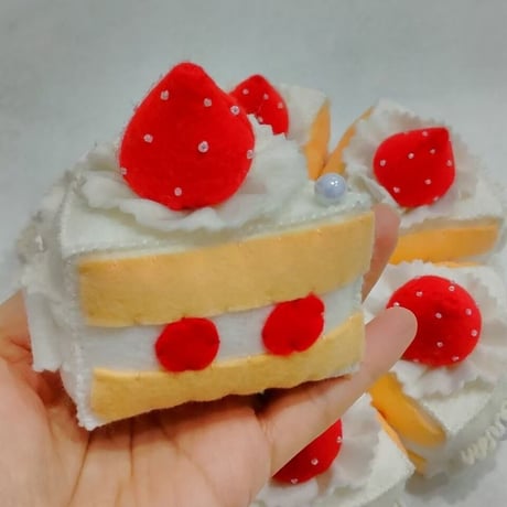 【ふんわりフェルトのイチゴホールケーキ（六つ切）】