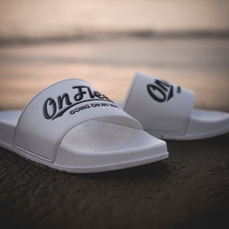 OnFleekシャワーサンダル (ホワイト/ロゴブラック) | On Fleek