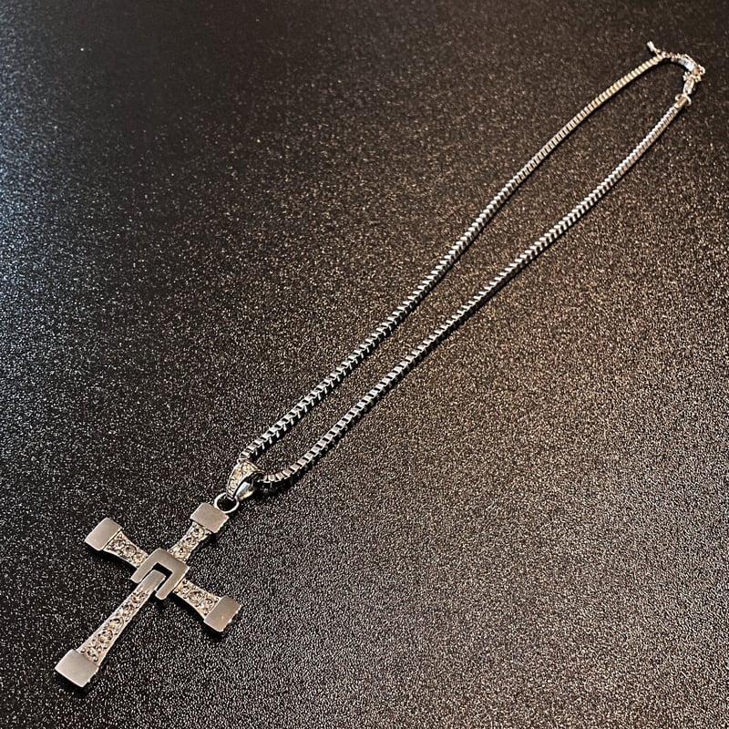 OnFleekオリジナルクロスネックレス | On Fleek