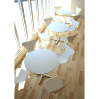 窓際のカフェスペース ナチュラル白 家具 縦