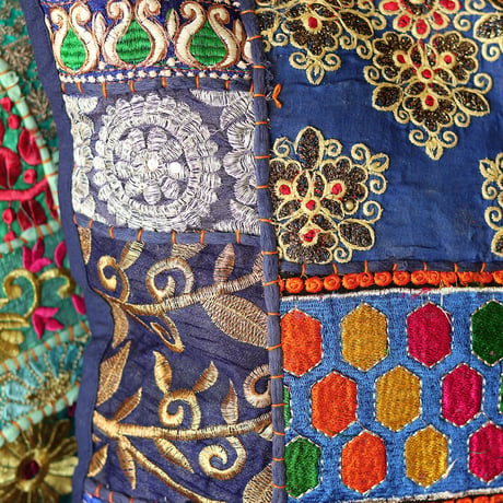 インド伝統の刺繍生地で作ったクッションカバー