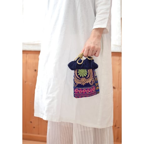 インド伝統の刺繍生地で作った巾着ポーチ