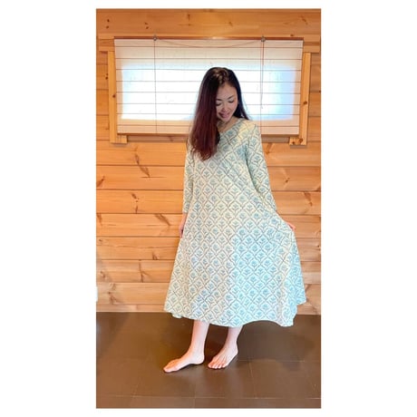 オーガニックコットン&ブロックプリントロングスリーブドレス青地に青の花