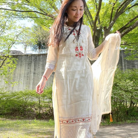 オフホワイト刺繍クルティ3点セット