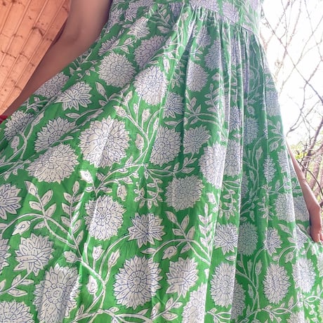 緑のブロックプリントドレス