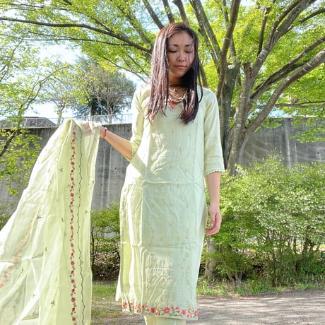 ライトグリーンの刺繍クルティ3点セット