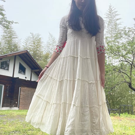 ホワイト刺繍ワンピース