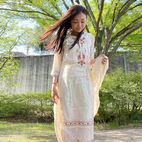 オフホワイト刺繍クルティ3点セット