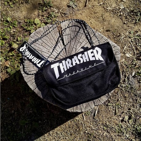 【THRASHER】スラッシャー Benchmark ベンチマーク ネックポーチ THR-170 BKWT ミニショルダーバッグ
