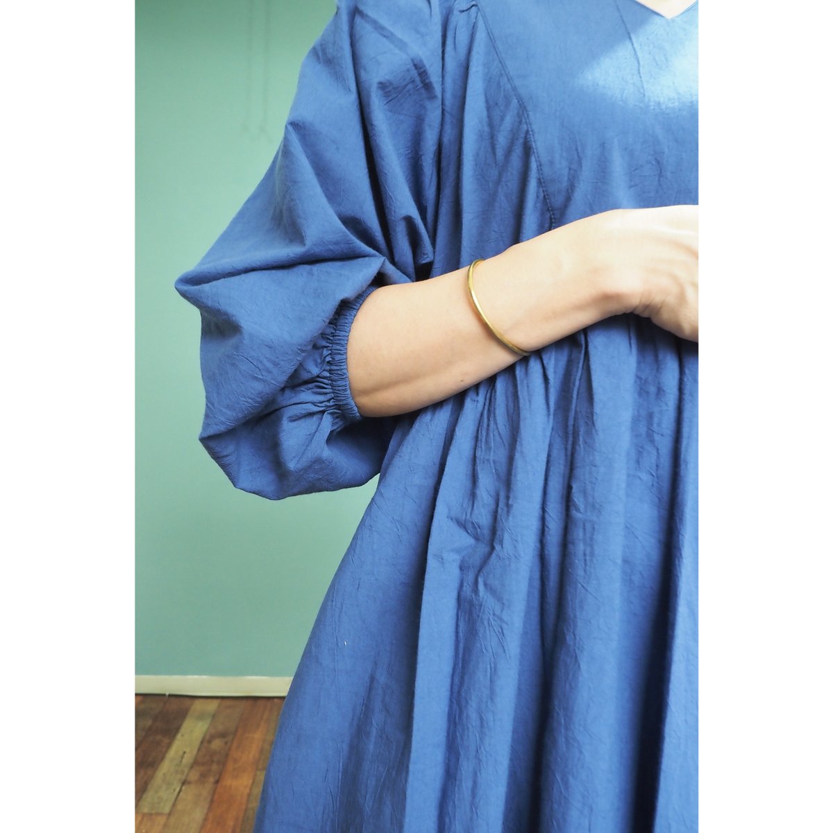 青ワンピース2880 AZUL BY MOUSSY | 【PLUS】ホルターネックギャザーワンピ