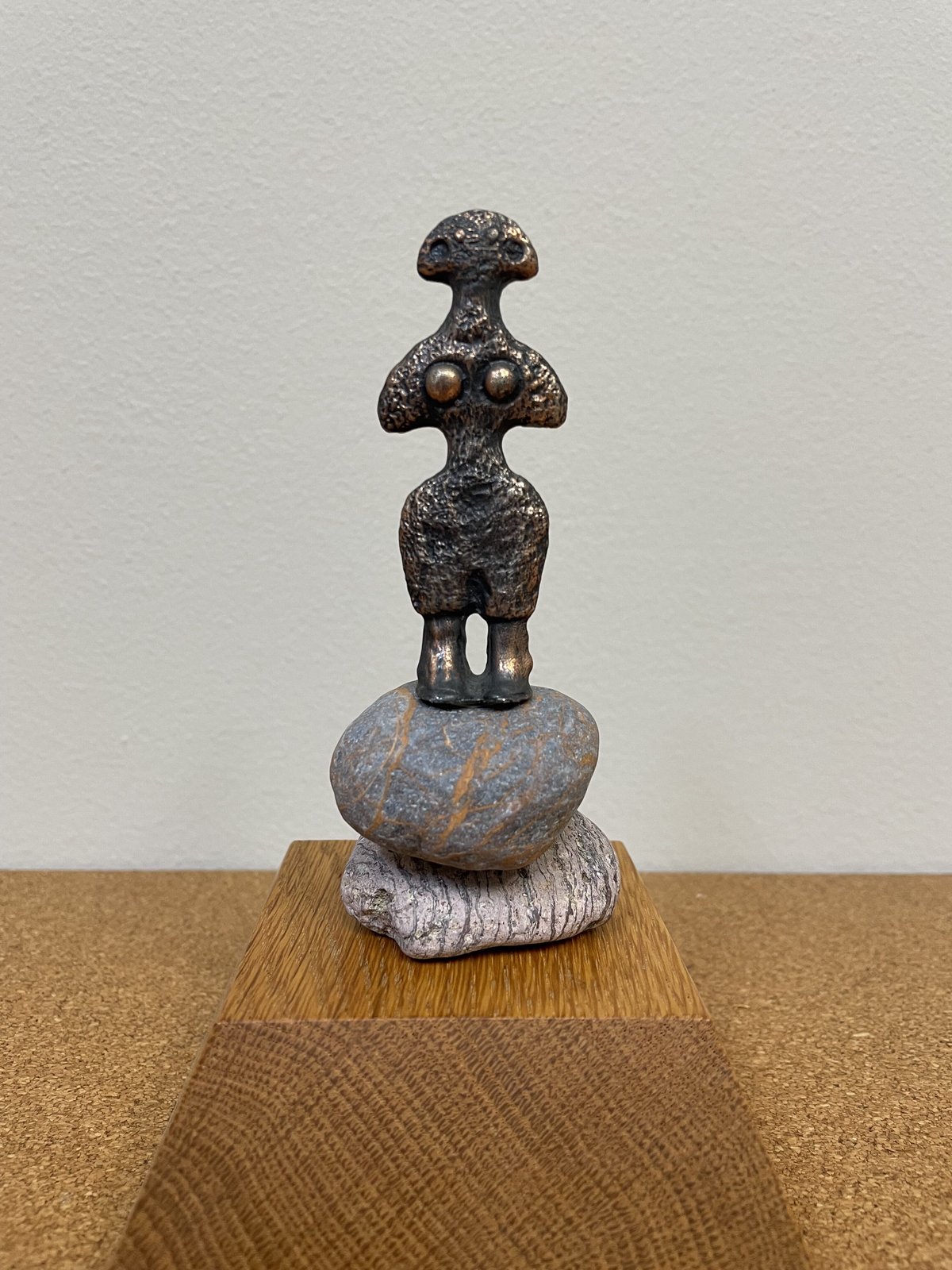 鉄の土偶的なオブジェと石 | 古道具ラロ